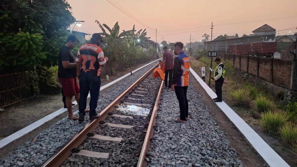 Perempuan Asal Probolinggo Tewas Tertabrak Kereta Api di Pasuruan, Terseret 100 Meter 