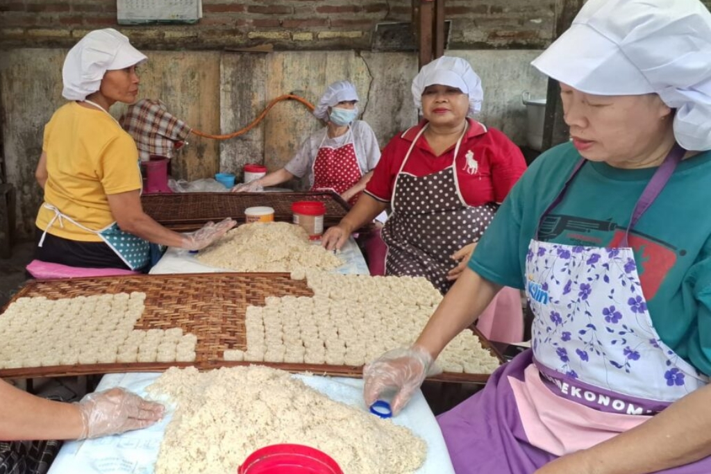 Pengusaha Rengginang di Mojokerto Banjir Pesanan Saat Ramadan, Pembeli dari Malaysia sampai Hongkong