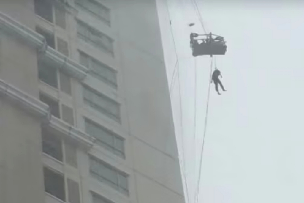 Satu Pekerja Tewas dan Puluhan Pohon Tumbang di Surabaya Akibat Hujan Disertai Angin Kencang 