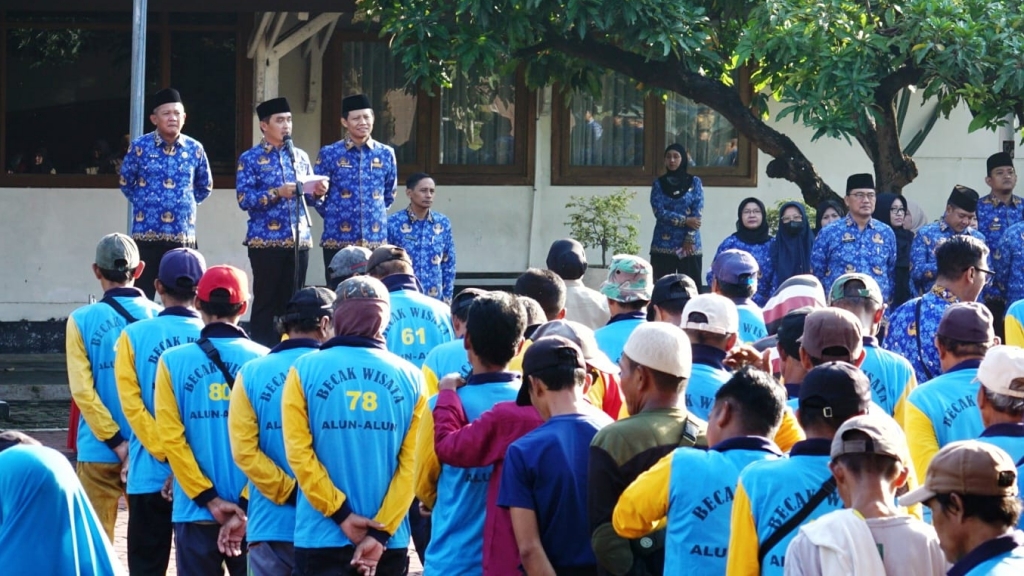 ASN Pemkot Pasuruan Salurkan 4.434 Sembako ke Sopir hingga Pengayuh Becak