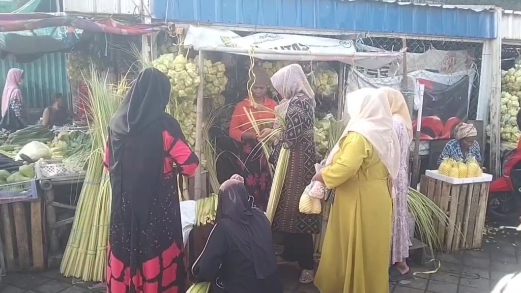 Jelang Lebaran Ketupat, Penjual Janur di Pasuruan Raup Cuan