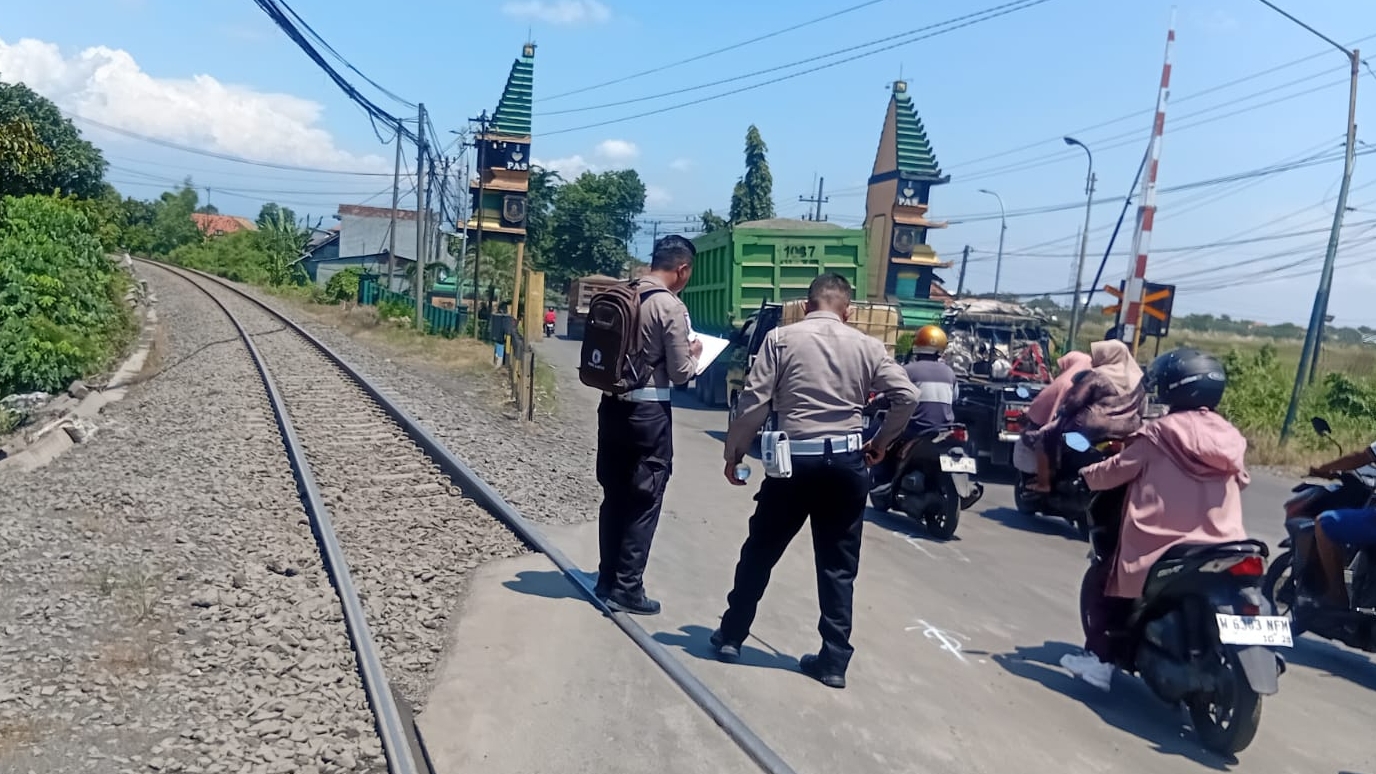 Jatuh di Perlintasan Rel Bangil, Perempuan Pengendara Motor Meninggal Terlidas Truk