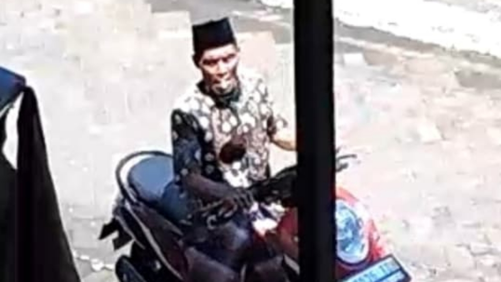 Santainya Maling Motor di Pasuruan, Pakai Sarung-Kopiah Sambil Merokok