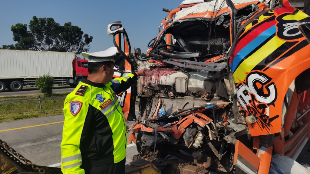 Truk Tabrak Truk di Tol Jombang-Mojokerto Diduga karena Sopir Mengantuk, Dua Orang Tewas