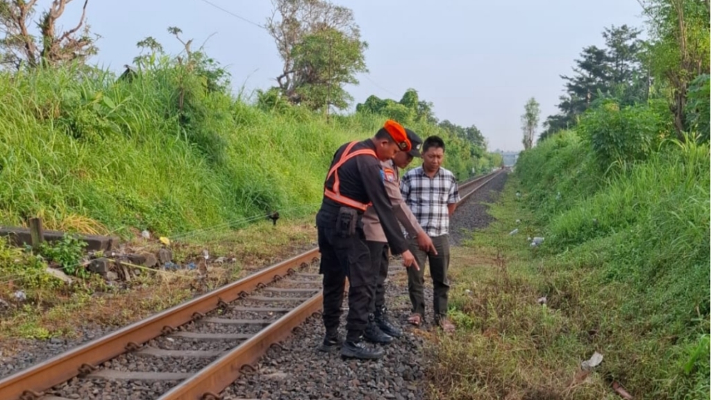 Seorang Kakek Tewas Terserempet Kereta Api Tangki di Pasuruan