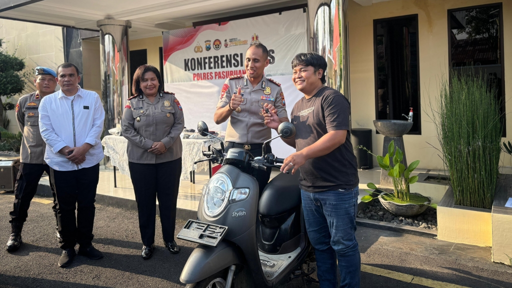 Maling Motor Berkopiah yang Beraksi Sambil Merokok Akhirnya Dibekuk