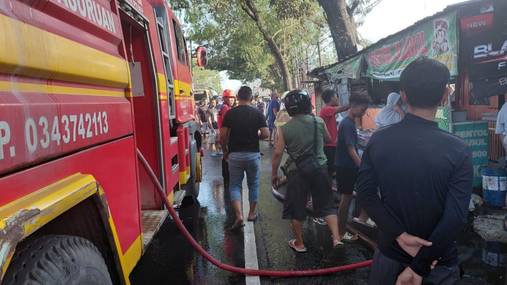 Korsleting Lampu Sebabkan Rumah dan Warung di Pasuruan Terbakar 