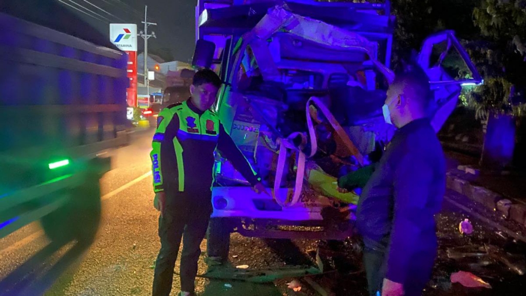 Colt Diesel Tabrak Belakang Truk Hino di Probolinggo, Dua Penumpang Tewas