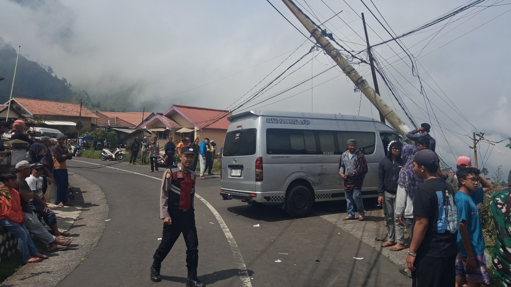 Mobil Toyota Hiace Bawa Wisatawan Singapura Kecelakaan Beruntun di Jalur Bromo, Empat Orang Luka