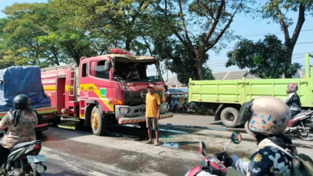 Truk Damkar Ringsek Tabrak Truk Molen di Pasuruan