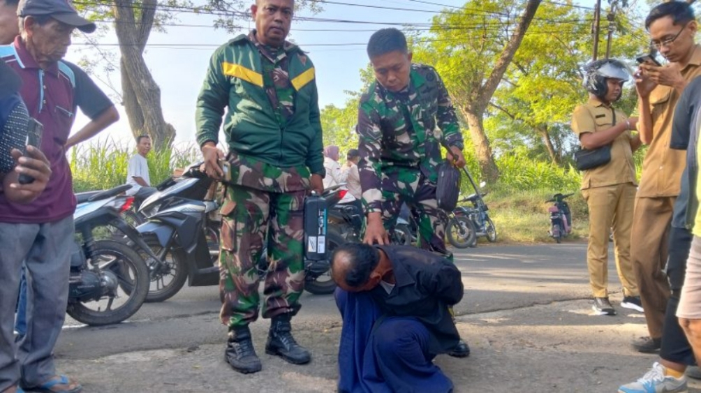 Guru SD di Pasuruan Duel dengan Pria Bawa Peledak dan Celurit yang Curi Motor Wali Murid