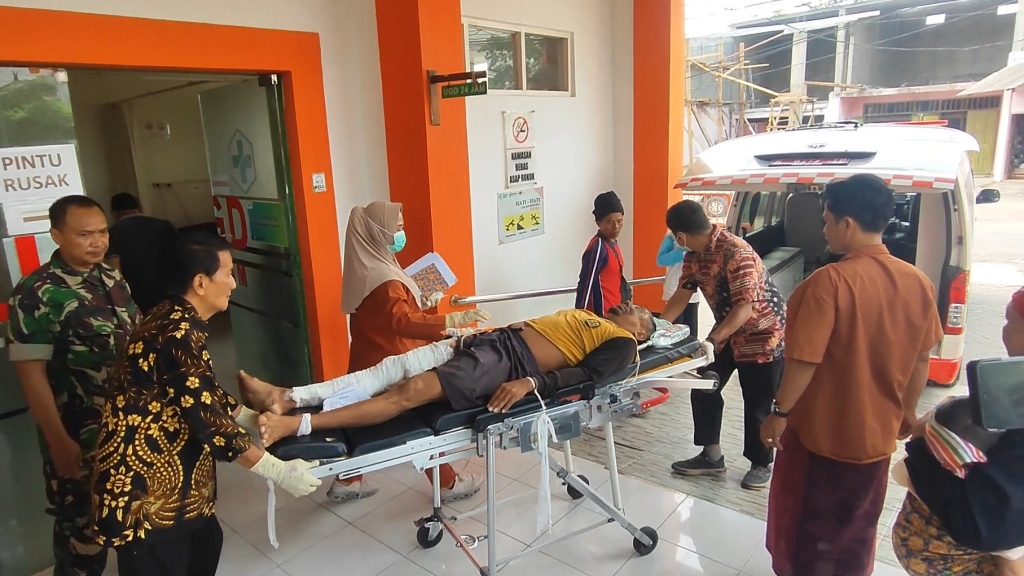 Pekerja Tersengat Listrik Saat Pasang Genting Proyek Pembangunan Koramil Rejoso, Pasuruan 