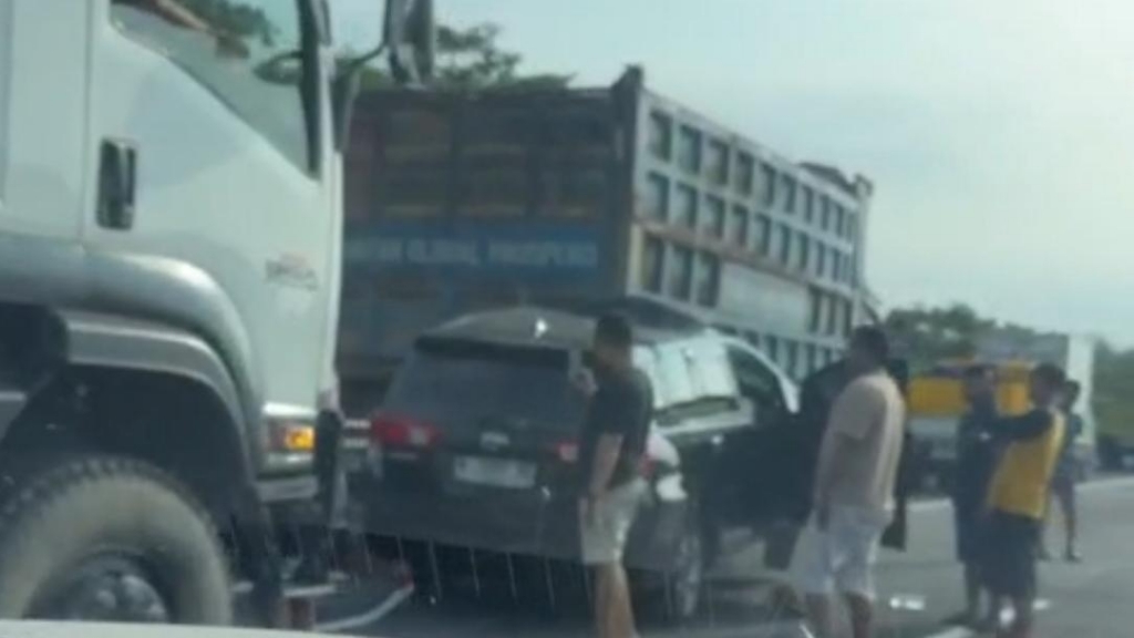 Mobil Innova Rombongan Anggota DPR RI Tabrak Truk di Tol Paspro, Dua Orang Tewas 