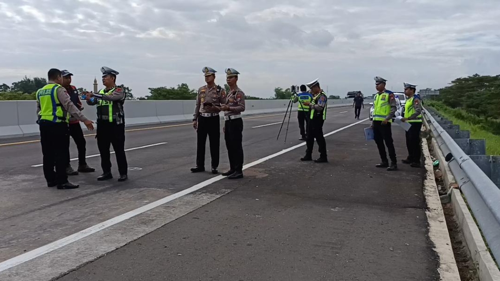 Polda Jatim Olah TKP Kecelakaan Maut Mobil Rombongan Anggota DPR Hilman Mufidi 