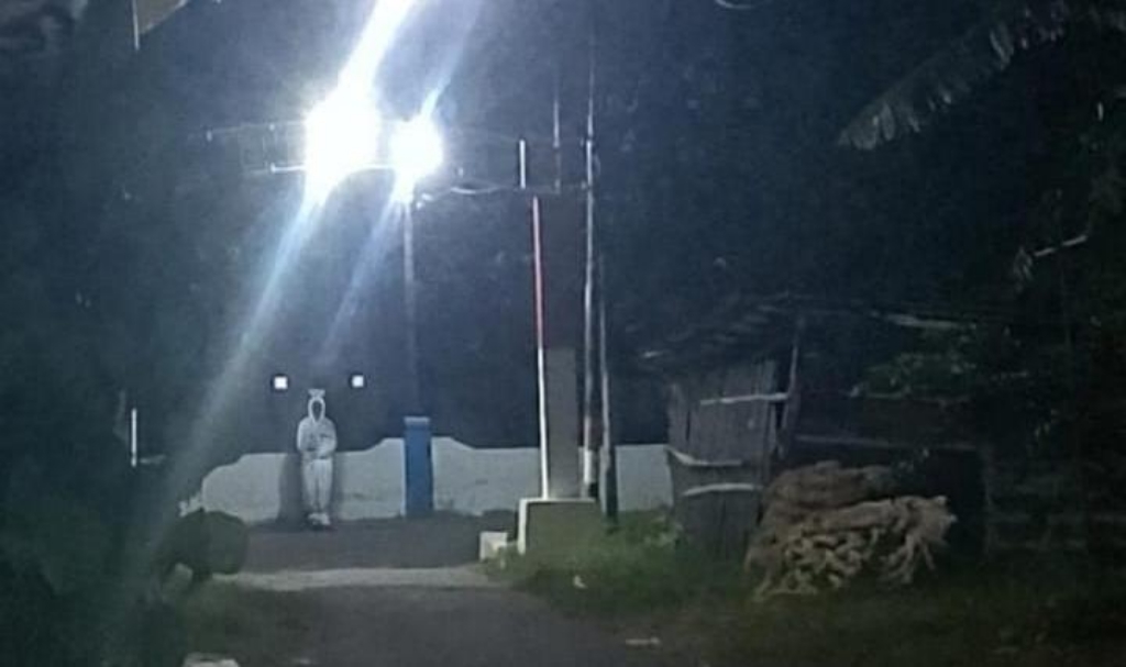 Pria Pakai Atribut Pocong Bawa Celurit Lari Tunggang Langgang Dikejar Warga Probolinggo