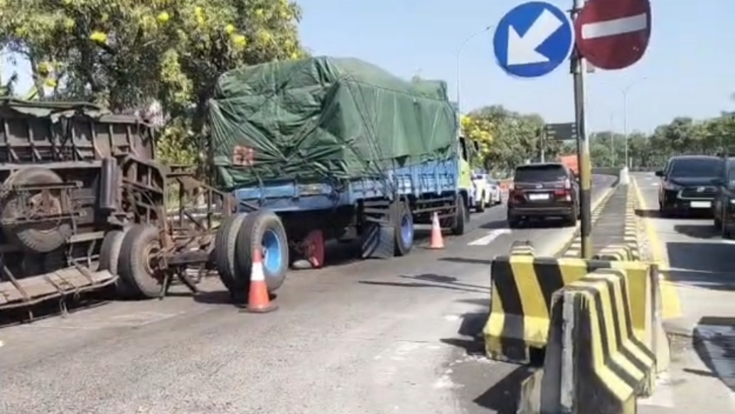 Truk Terguling di Jalur Masuk Tol Pasuruan, Kendaraan Besar Tak Bisa Lewat