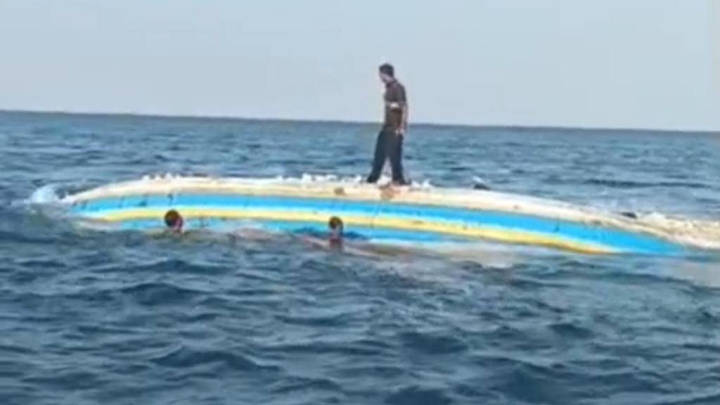 Kapal Bawa Sembako Subsidi Terbalik di Probolinggo karena Kelebihan Muatan