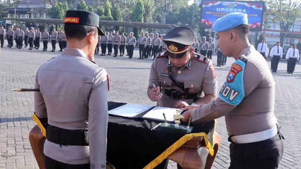 Kapolsek Sukorejo dan Kasat Lantas Polres Pasuruan Dimutasi
