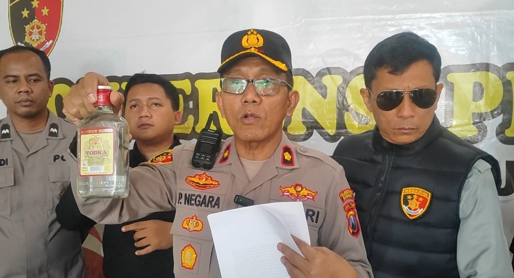 Penjual Miras Ilegal Dicokok Polisi Saat Tunggu Pembeli di Exit Tol Pasuruan 