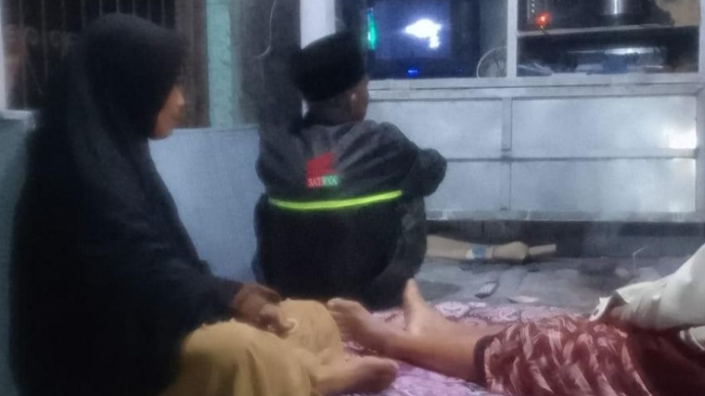 Viral Perempuan Paruh Baya Ikut Ronda Malam di Pasuruan, Kades Beri Penjelasan 