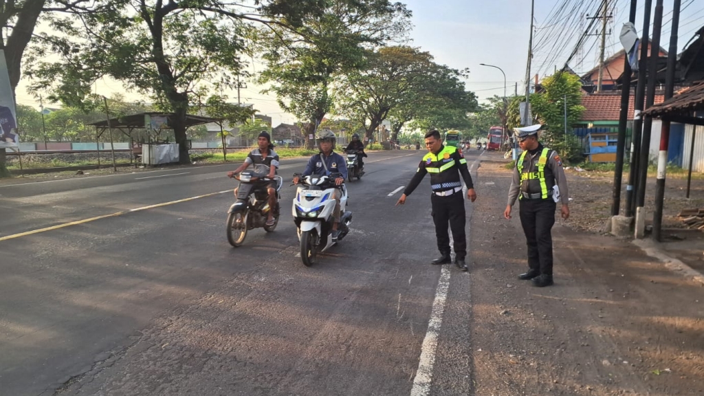 Dua Penyeberang Jalan Luka Parah Ditabrak Pemotor di Rejoso Pasuruan