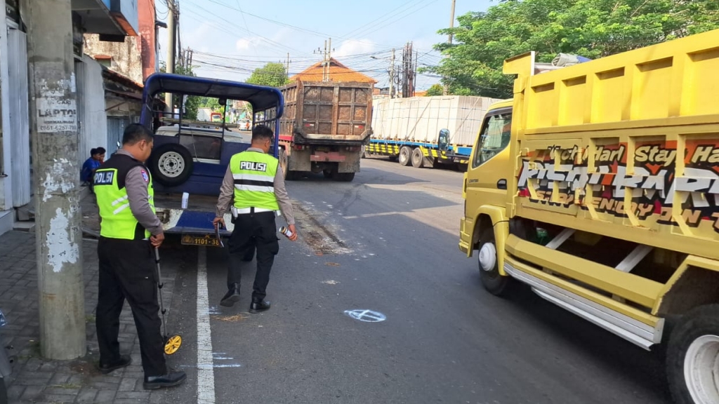Pengayuh Sepeda Angin Tewas Terlindas Truk Muat Bata Ringan di JLS Pasuruan