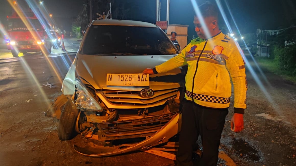 Mobil Tabrak 3 Motor di Perlintasan KA Sukorejo Pasuruan, 4 Orang Terluka 