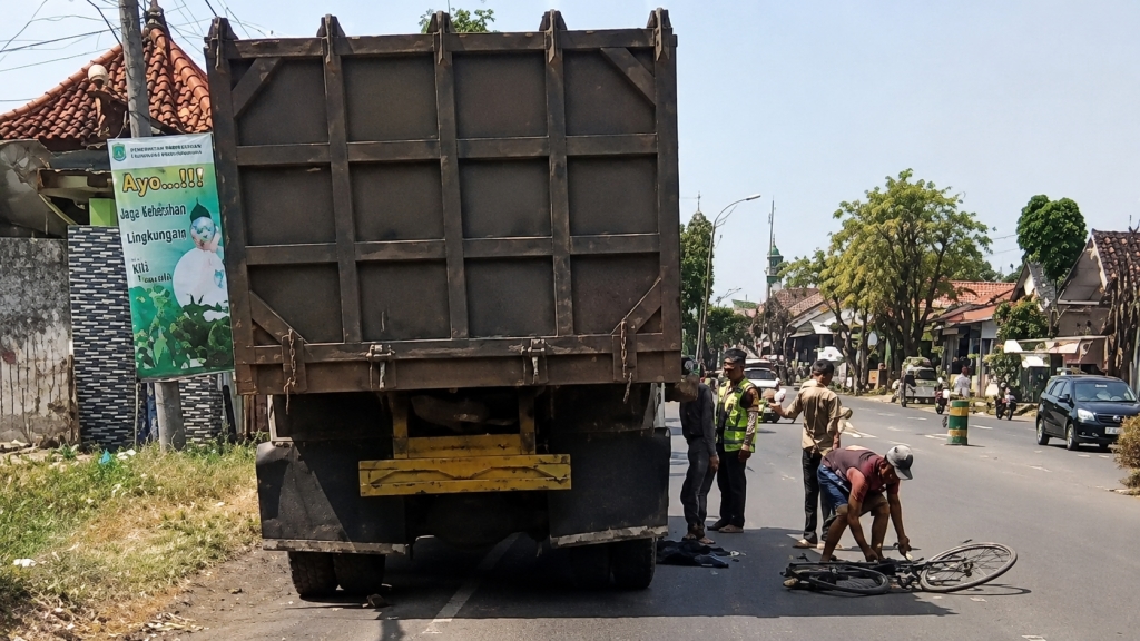 Pesepeda Lansia Tewas Tertabrak Truk di Jalan Raya Tambakrejo Pasuruan