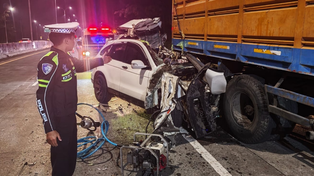 Diduga Micro Sleep, Honda CR-V Tabrak Truk Fuso di Tol Pandaan–Malang, Lima Orang Meninggal