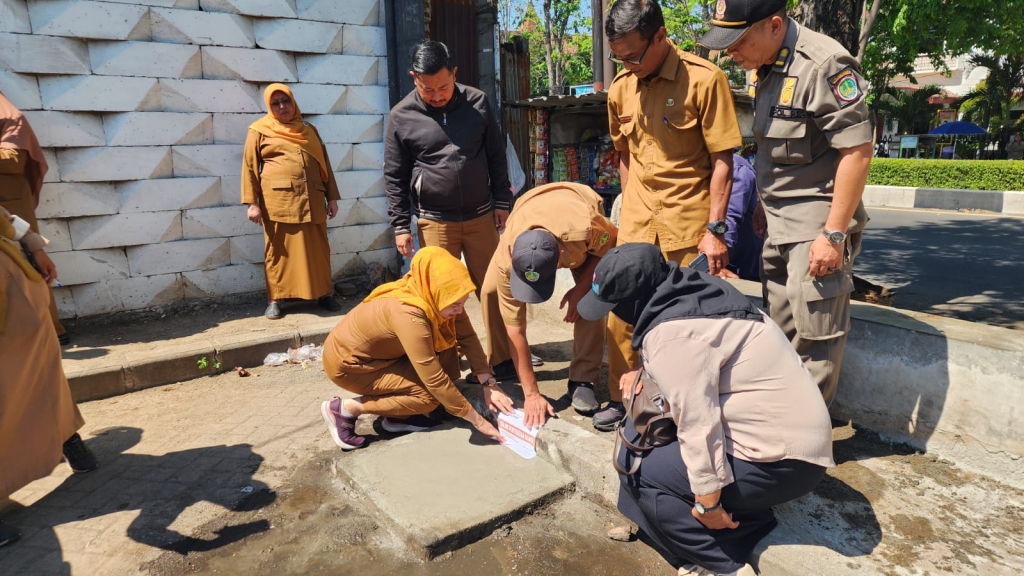 DLHKP Kota Pasuruan Segel Outlet Saluran Limbah Mie Gacoan
