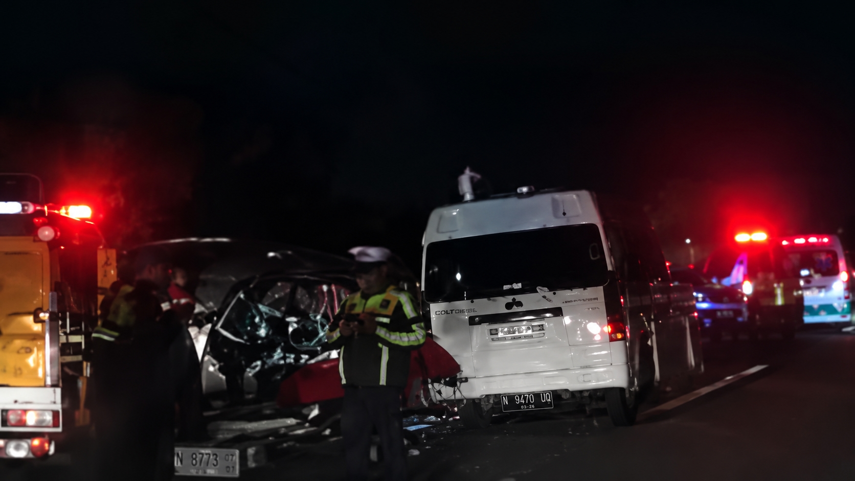 Mobil Bawa Rombongan asal Makassar Tabrak Truk di Tol Pandaan-Malang, 3 Orang Tewas