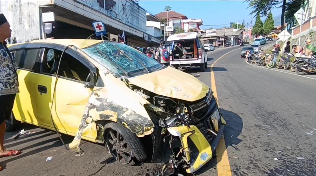 Mobil Ayla Diduga Rem Blong Tabrak Pikap di Jalur Bromo Probolinggo, 2 Orang Luka Parah