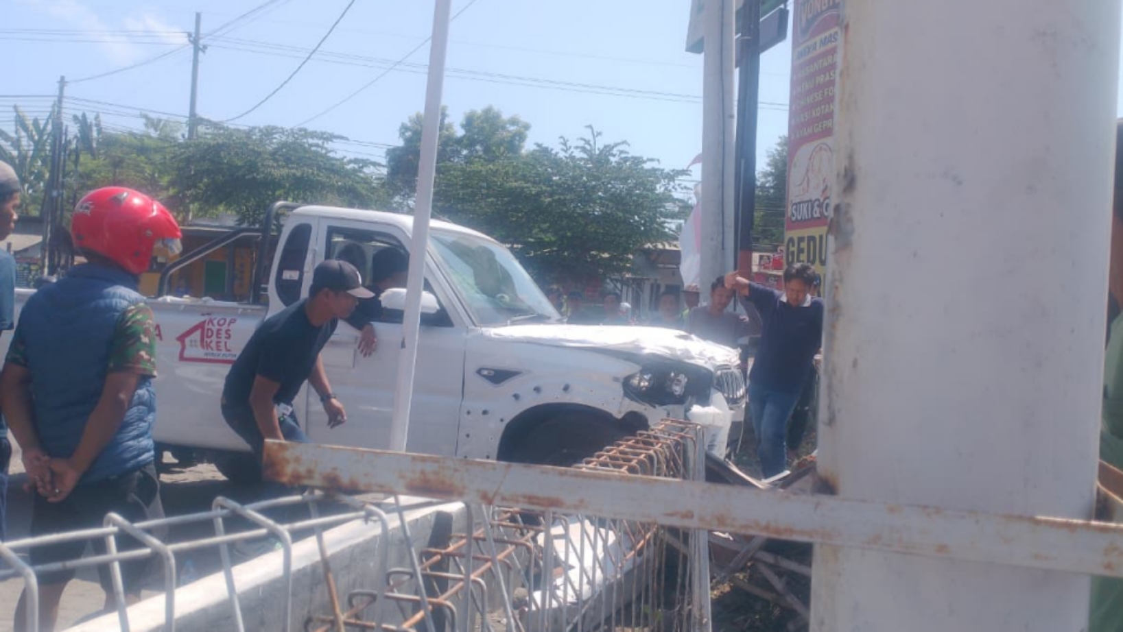 Pikap KDMP Tabrak Motor dan Pagar Minimarket di Pasuruan, 1 Orang Terluka