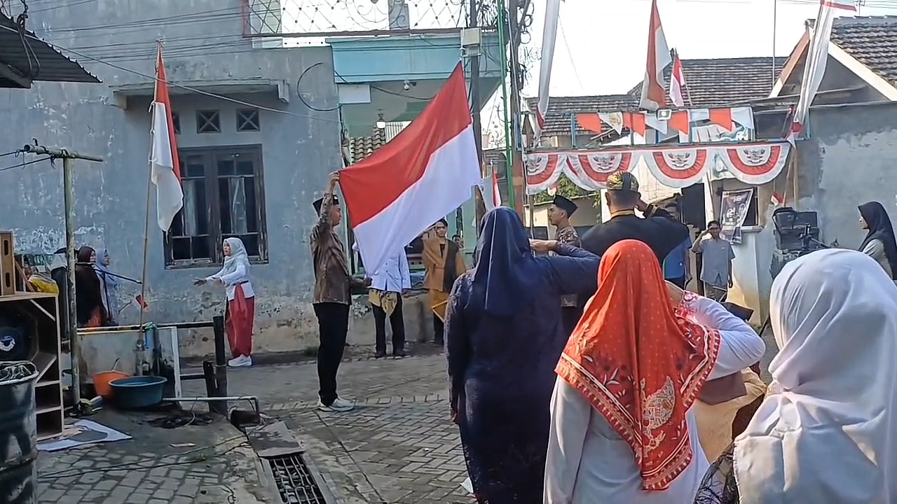 Semangat Warga Pasuruan Upacara HUT RI di Gang Sempit