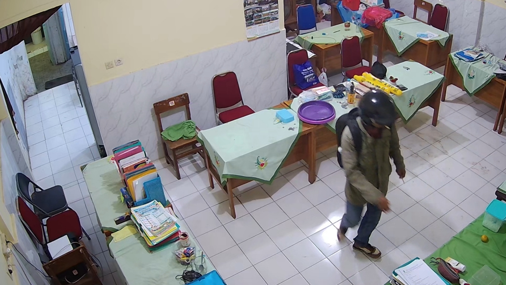 Sambil Merokok, Maling Obok-obok Ruang Guru SDN di Pasuruan, Bawa Laptop dan Proyektor