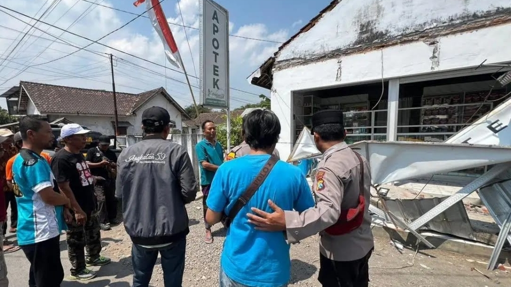 Truk Sound Horeg Diduga Buat Ambruk Kanopi Apotek, Seorang Korban Tewas Tertimpa Material