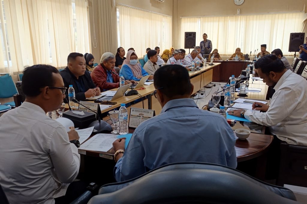 Karyawan Pabrik Lem di Probolinggo Mengadu ke Dewan Di-PHK karena Foto di Tempat Kerja