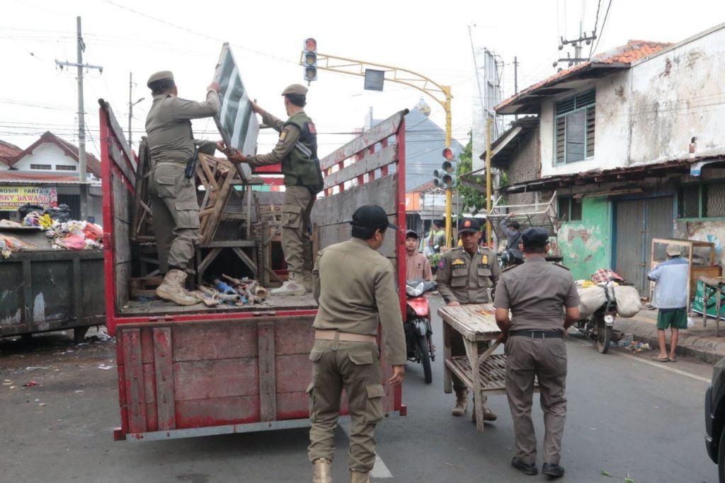 Pedagang Trotoar Pasar Baru Kota Probolinggo Ditertibkan