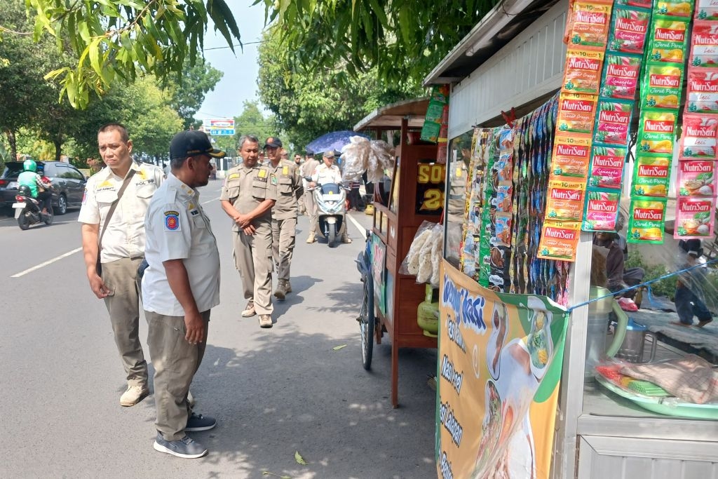 Satpol PP Tertibkan Belasan PKL GOR Pasuruan yang Langgar Jam Jualan