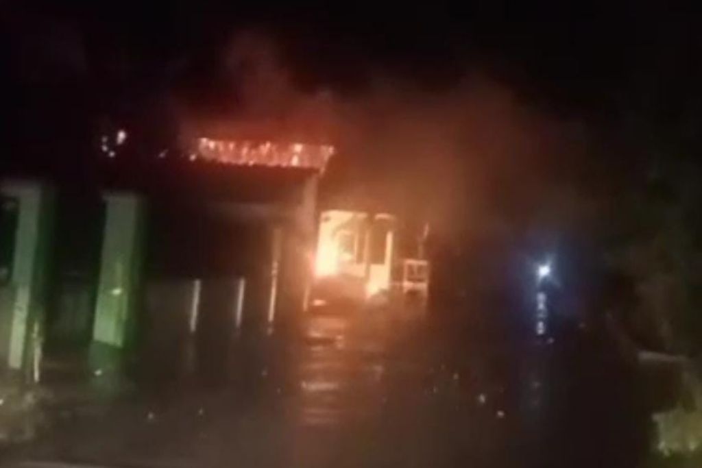Rumah Warga Probolinggo Ludes Terbakar Saat Hujan Mengguyur Deras