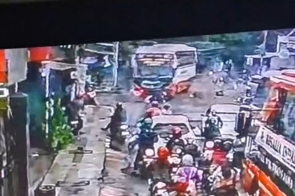 Bus Harapan Jaya Tabrak Mobil, Motor dan Rumah di Kediri, 11 Orang Luka