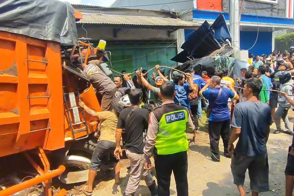 Truk Bermuatan Pasir Tabrak Dua Mobil di Jalan Raya Pleret Pasuruan, Satu Orang Tewas