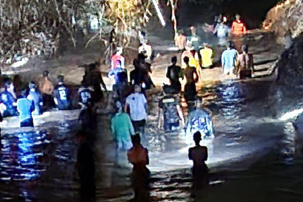 Geger Balita Hilang Diduga Tercebur Sungai di Probolinggo, Warga dan Basarnas Lakukan Pencarian