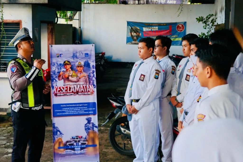 Petugas Edukasi Keselamatan Lalu Lintas kepada Pelajar dan Pengguna Jalan di Kota Pasuruan