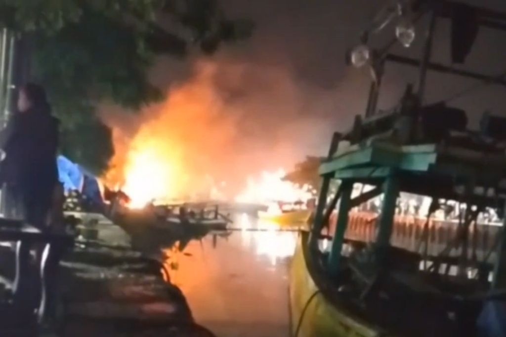 Perselisihan Nelayan Berujung Pembakaran Sejumlah Perahu di Pasuruan