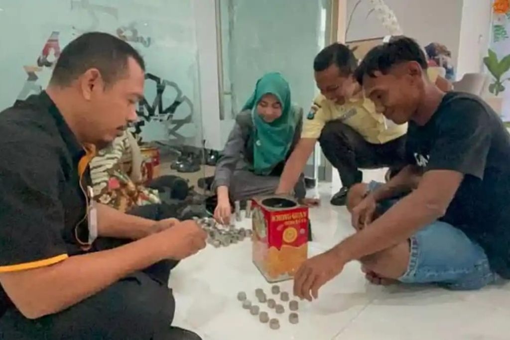 Warga Tuban Daftar Haji dengan Uang Koin Seribuan yang Ditabung Selama 11 Tahun