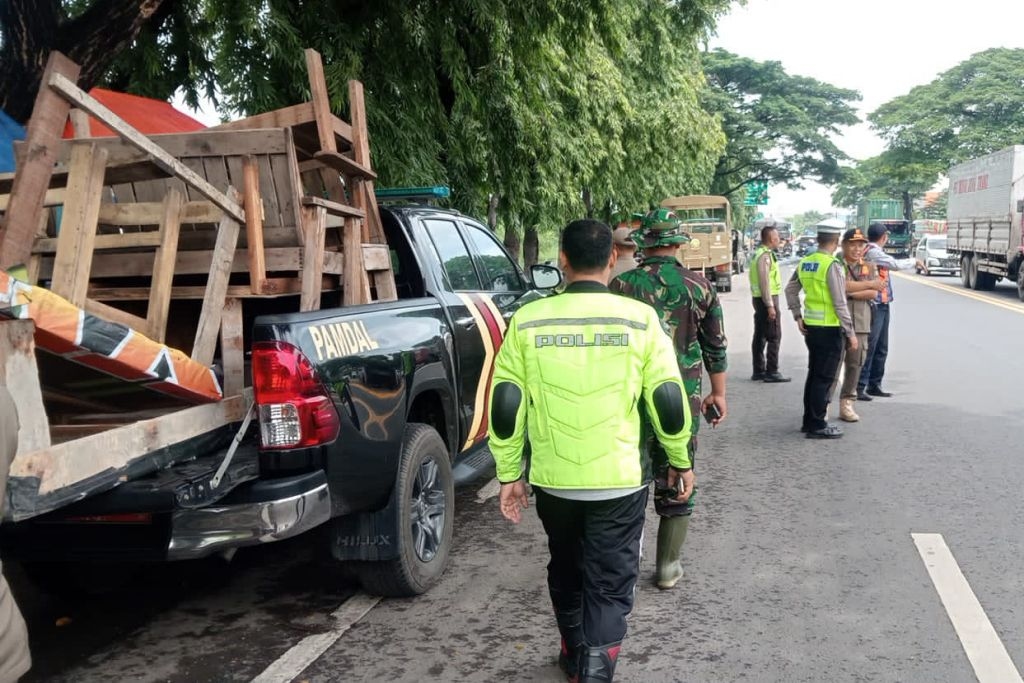 Membahayakan! PKL dan Truk Parkir Liar di Jalan Sircle Gempol Pasuruan Ditertibkan