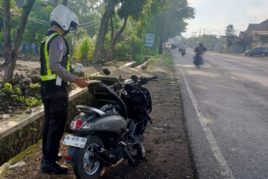 Pemotor Asal Kediri Tewas Tabrakan dengan Truk di Jalur Pantura Pasuruan