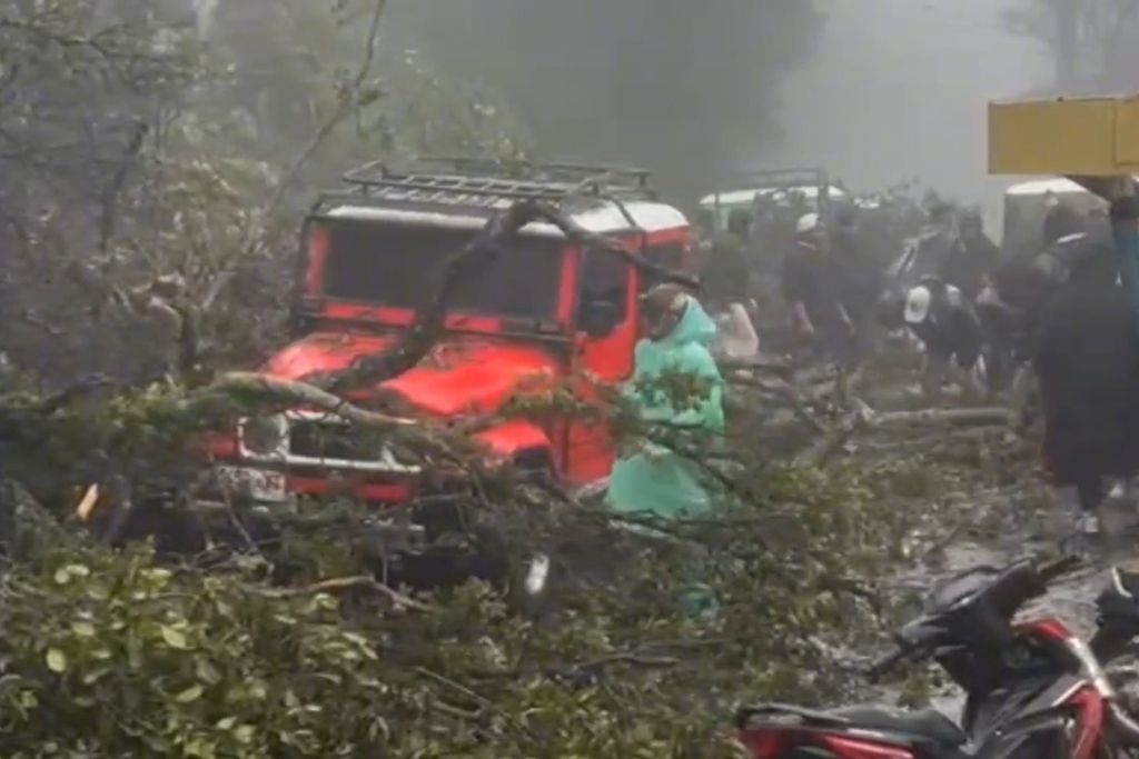 Longsor di Bukit Kedaluh Bromo, 7 Motor Tertimbun, Akses Wisata Terganggu