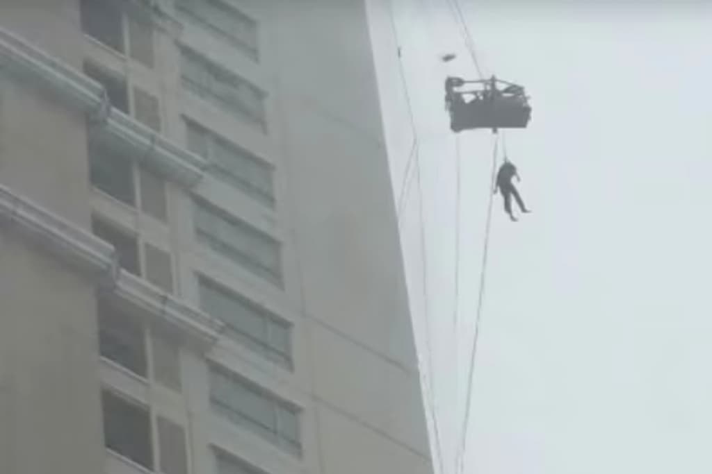 Satu Pekerja Tewas dan Puluhan Pohon Tumbang di Surabaya Akibat Hujan Disertai Angin Kencang 